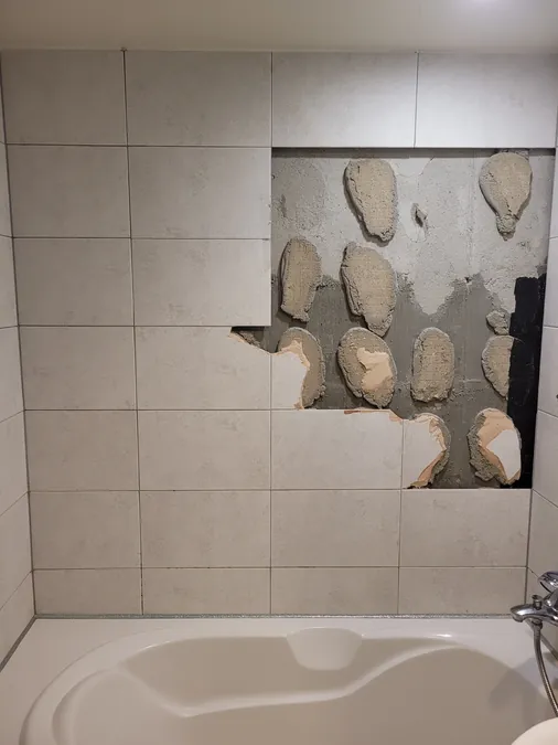 떨어진타일 부분 보수 시공 전 - 탈락 타일 현장 사례 1